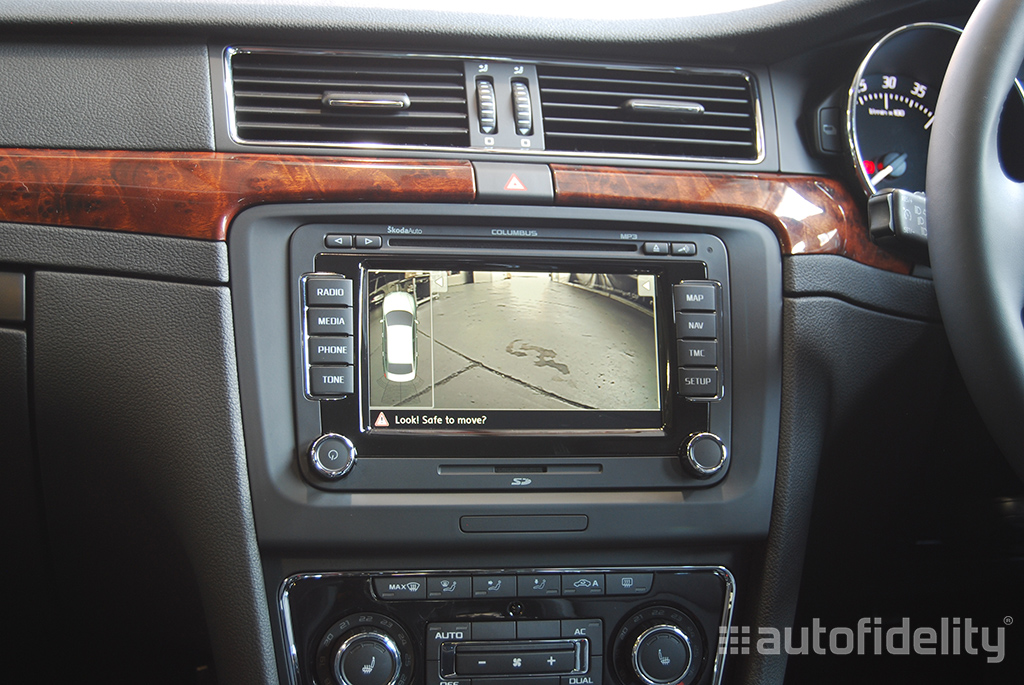 Columbus Touchscreen Integrated Satellite Navigation System + Rear View (Reversing) Camera Package for Skoda Superb (3T)  1