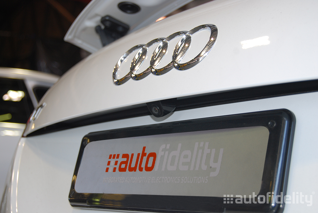 Alpine INE-W957 7 Inch Integrated Touchscreen Navigation and Rear View Camera System for Audi TT 8J 1