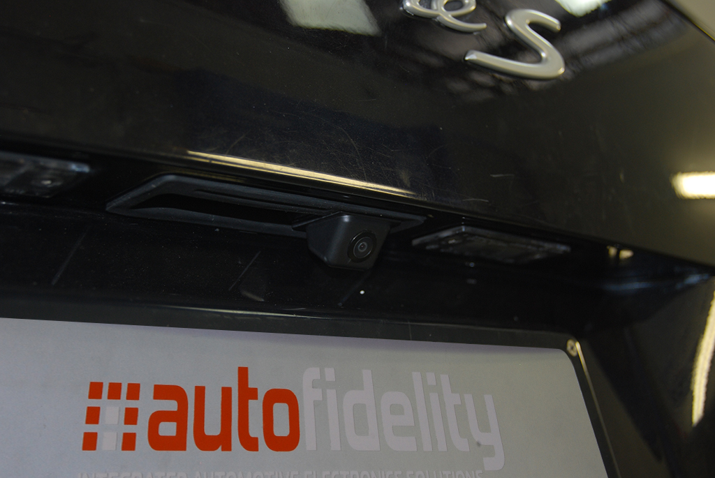 Integrated Rear View Camera System for Porsche Cayenne 1